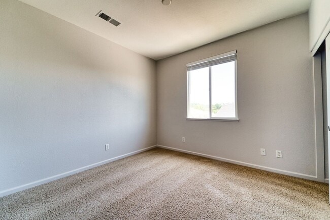 Building Photo - Spacious 4-Bedroom Home with Den – North Y...