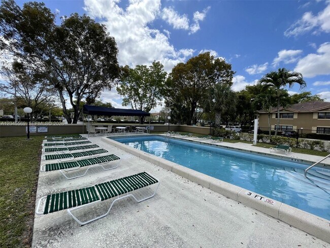 Building Photo - 2642 Riverside Dr