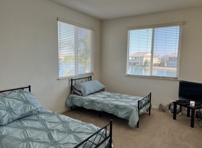 Building Photo - Luxury LAKEFRONT property!!!