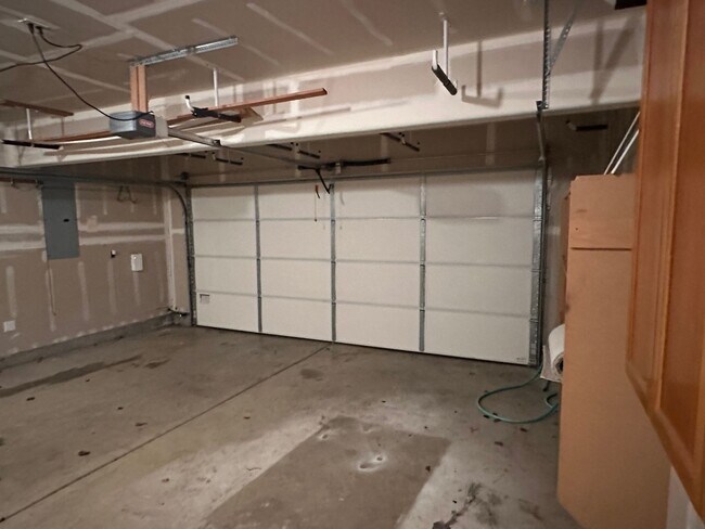 Building Photo - Spacious 3 Bedroom + 1 Bonus Room, 2 Bath House!