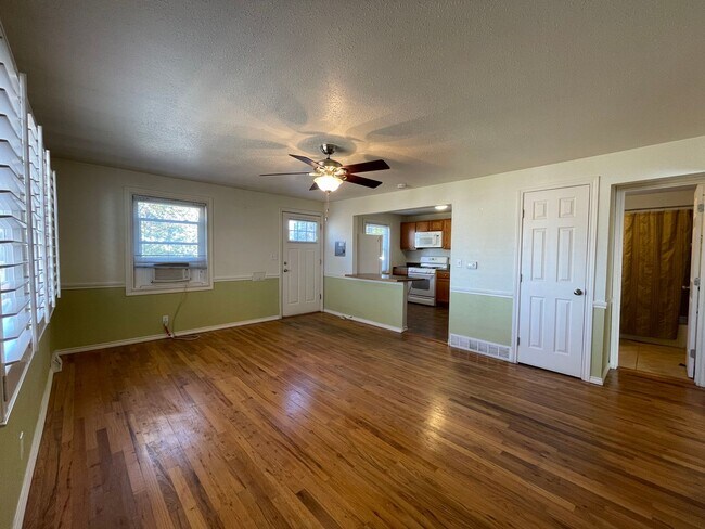 Building Photo - $0 DEPOSIT OPTION! TIMELESS VINTAGE CHARM: 2-BED, 1-BATH UNIT IN A CHARMING TRIPLEX