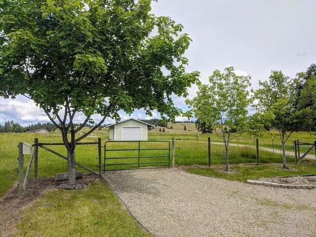 Building Photo - 179 Shelter Valley Dr