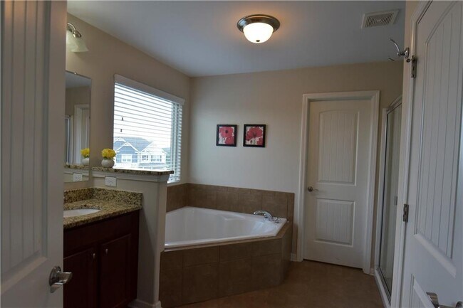 Building Photo - 1805 Kingsbridge Ct