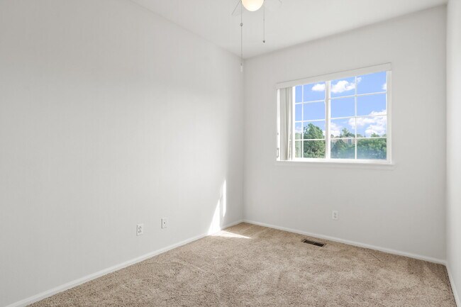 Building Photo - Bright End-Unit Townhome with 3 Beds, 2.5 ...