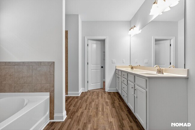 Building Photo - Spacious 5BR House in Buford