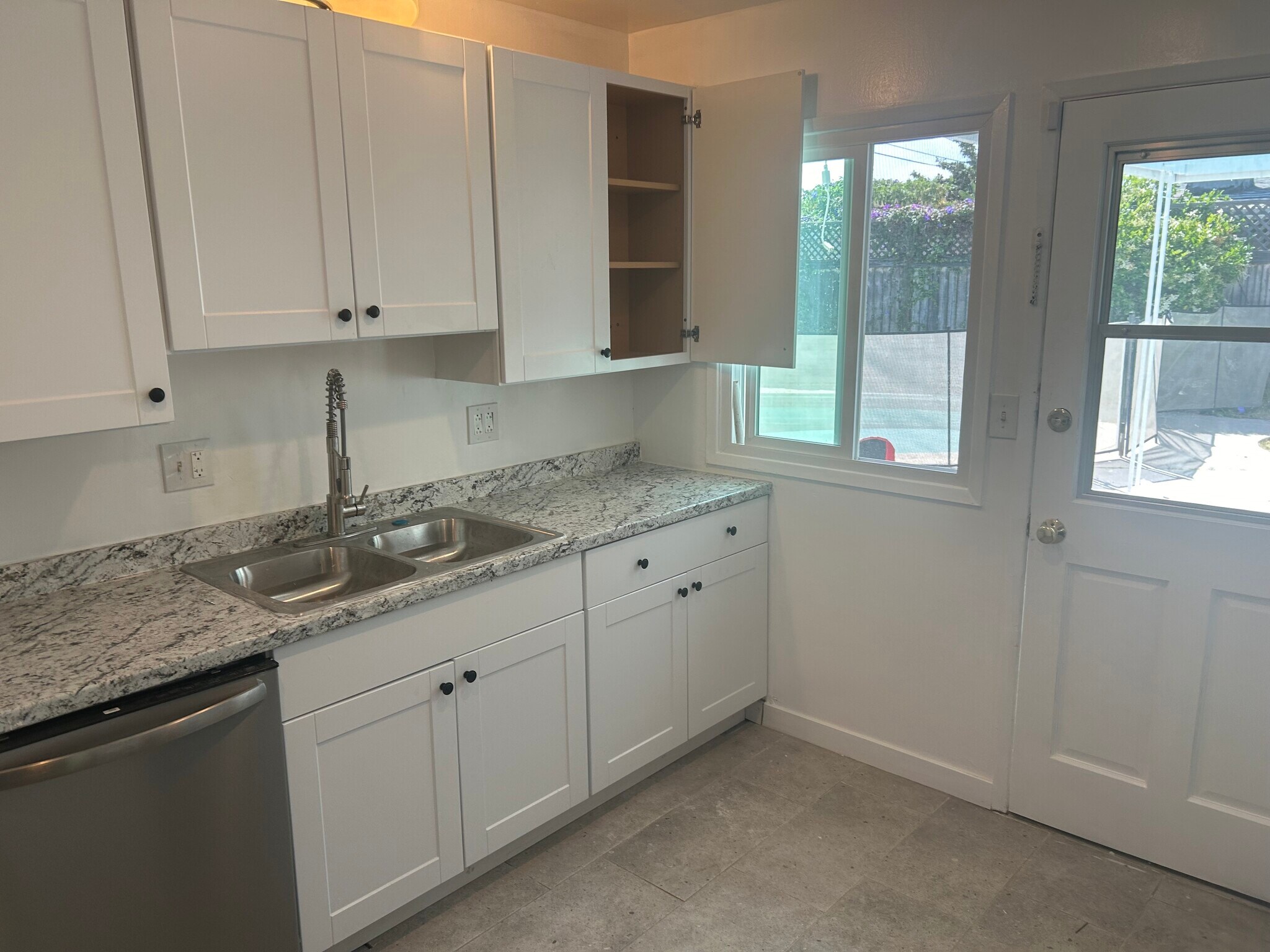 Building Photo - 299 Robinhood Ln