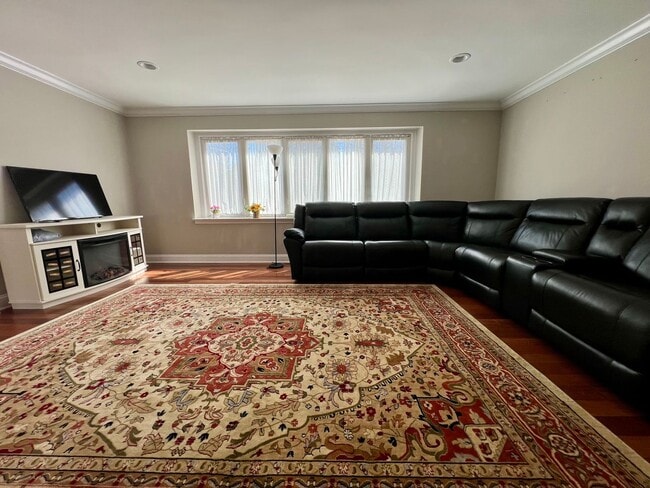 Building Photo - Gorgeous 4-Bedroom Townhome with One-Car Garage! Available NOW!