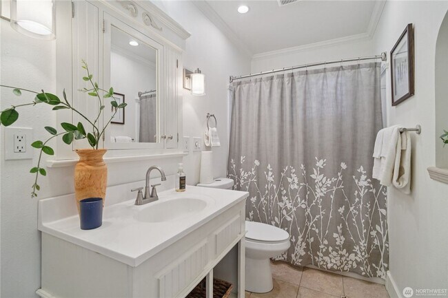 Building Photo - Amazing 3 br rambler w/ garage on LARGE fenced lot!