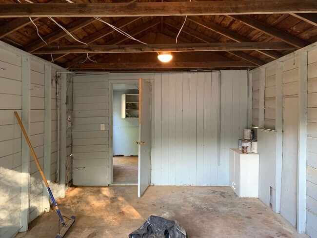 Building Photo - 3BR Normaltown Charmer