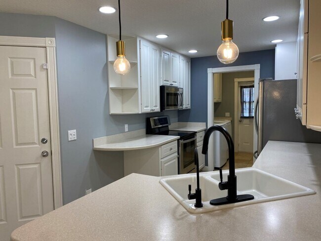 Building Photo - 1567 Napoli Dr W