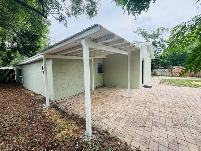 Building Photo - Come see this beautiful 4 bedroom, 2 bath home for rent near Busch Gardens!