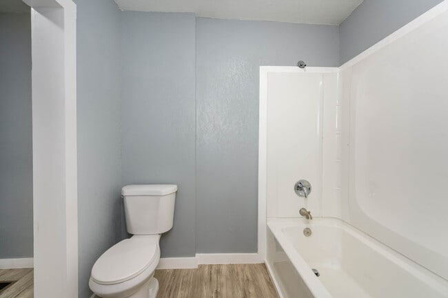 Building Photo - 407 W 6th Ave