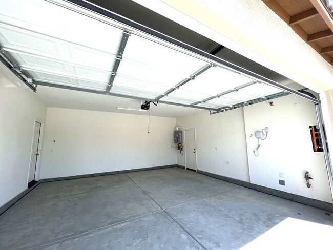 Building Photo - Beautiful Single Story 3 Bedrooms, 2 Bathr...