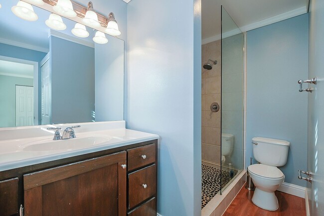 Building Photo - Great Location! 2 bedroom, 2.5 Bathroom To...