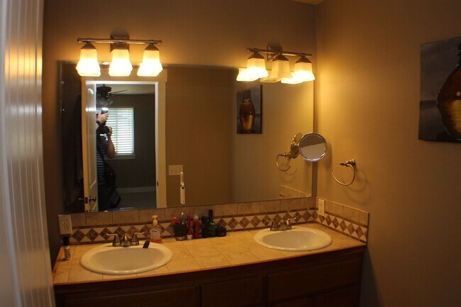 Building Photo - 3 Bedroom 2.5 Townhome