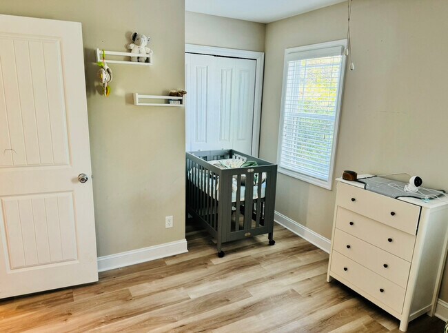 Building Photo - 305 Vesta Ct