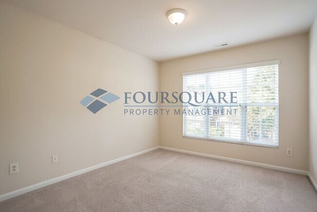 Building Photo - Townhome! | Back Patio with Privacy Fence|...
