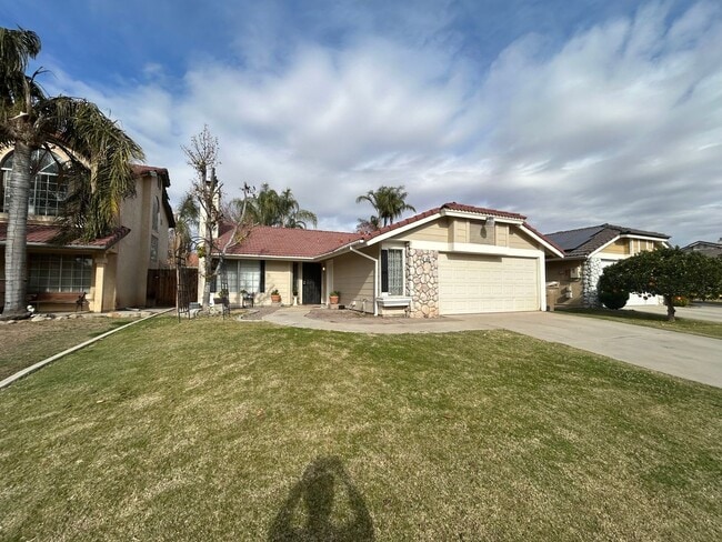 Primary Photo - Cute 3 Bed/2 Bath Home in Oildale w/ Solar, RBP & $0 Deposit Option