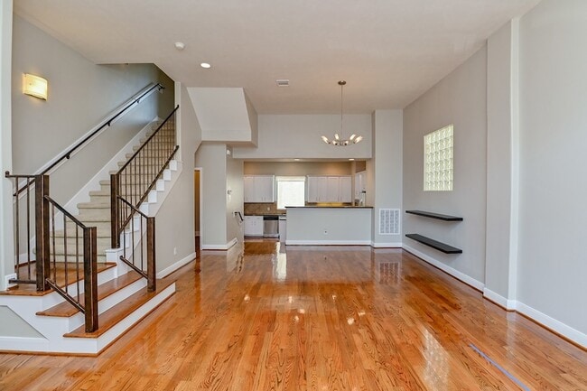 Building Photo - 5108 Lillian St