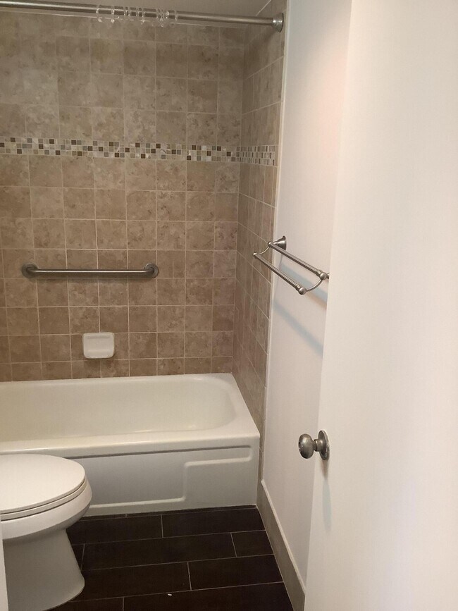 Building Photo - 119 Fanshaw C