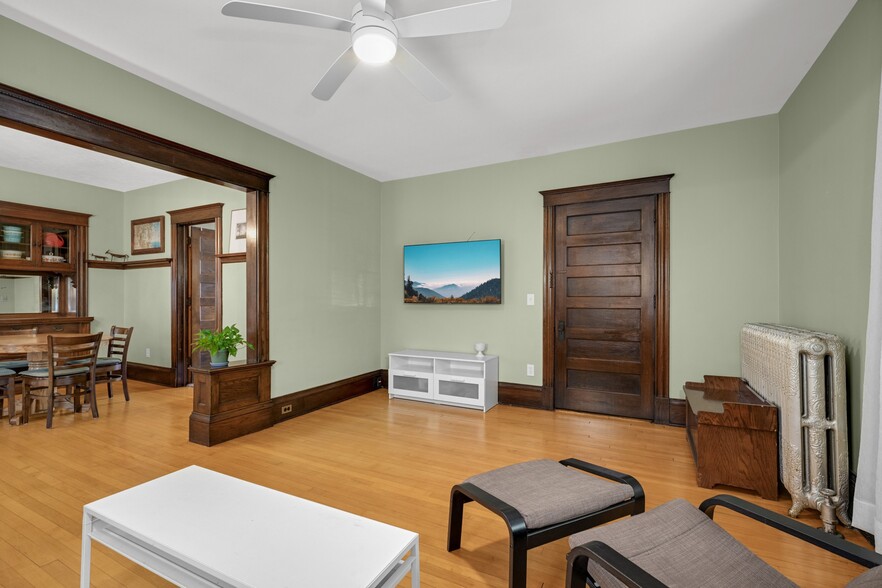 living room - 2220 26th Ave S
