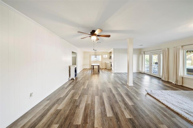 Building Photo - 13318 Southshore Dr