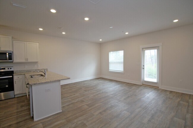 Building Photo - Don’t Miss This 3BR Townhome in North Pensacola — Garage, Modern Finishes, Community Pool & Easy ...