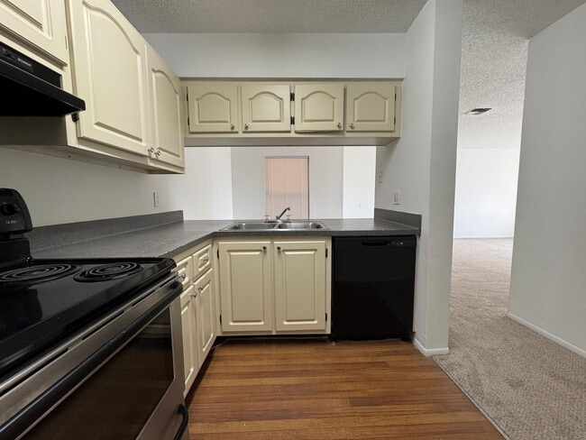 Building Photo - Large 1 bedroom Condo on Second Floor Over...