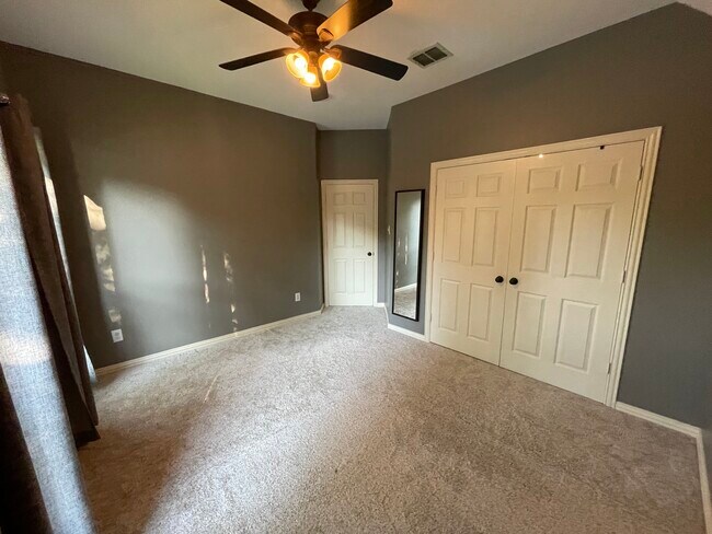 Unfurnished Room - 328 Auburn Way