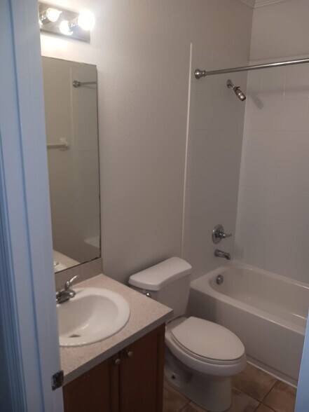 Building Photo - 620 Pinebranch Cir