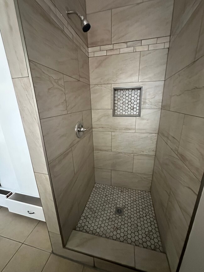 Modern renovated shower - 5646 Farmdale Ave