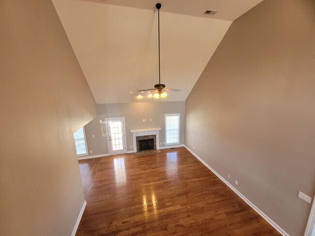 Building Photo - - Majestic 3 Bedroom 2.5 Bath + Bonus Room...