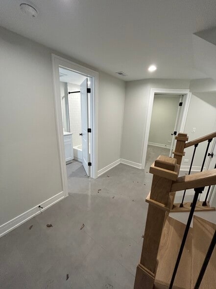 Building Photo - 858 N Paulina St