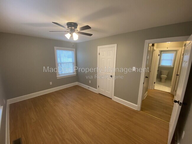 Building Photo - 214 W Broaddus Ave