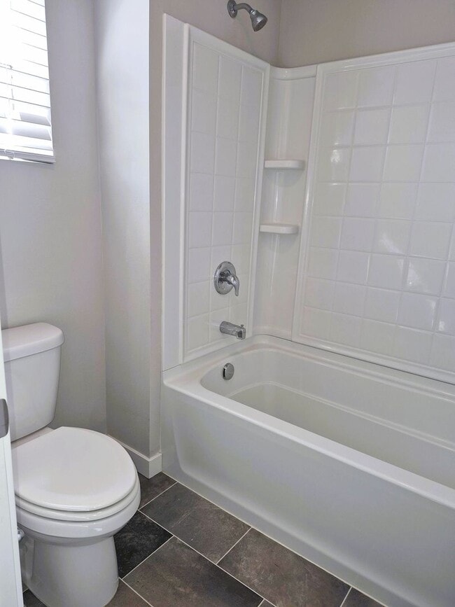 Building Photo - Beautiful 5BD/3BA home located in Rainer Ridge