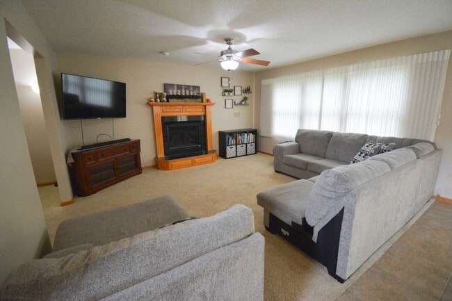 Building Photo - Spacious 4 Bed, 3.5 Bath Home For Rent in ...