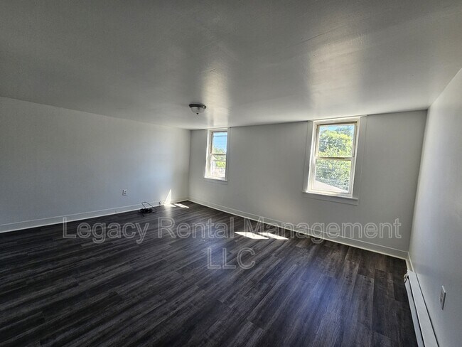 Building Photo - 533 W Shawnee Ave