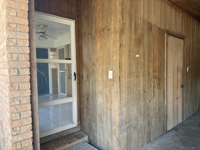 Building Photo - 1100 W Grand Ave