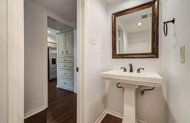 Building Photo - 926 Memorial Village Dr