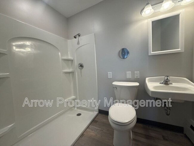 Building Photo - 407 H St