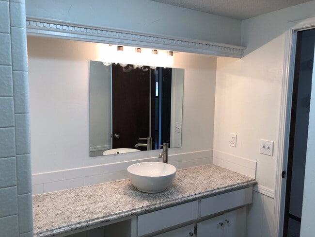 Building Photo - Large 3-Bedroom with Vaulted Ceilings