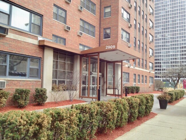 Primary Photo - 2909 N Sheridan Rd