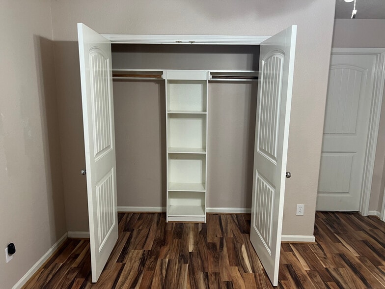 Building Photo - 19990 Ravenwood Dr