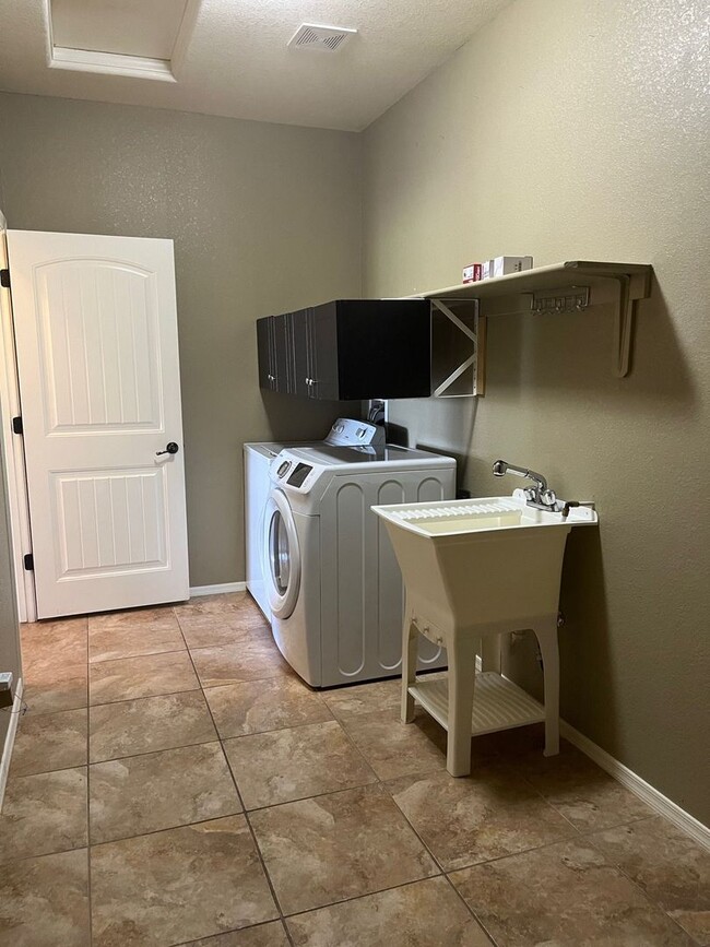 Building Photo - 1307 Paso Robles Ave