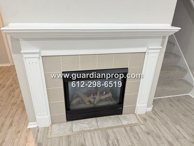 Building Photo - End Unit Townhouse on Secluded Drive Available Now, Updated Kitchen & Baths, Large Primary Suite