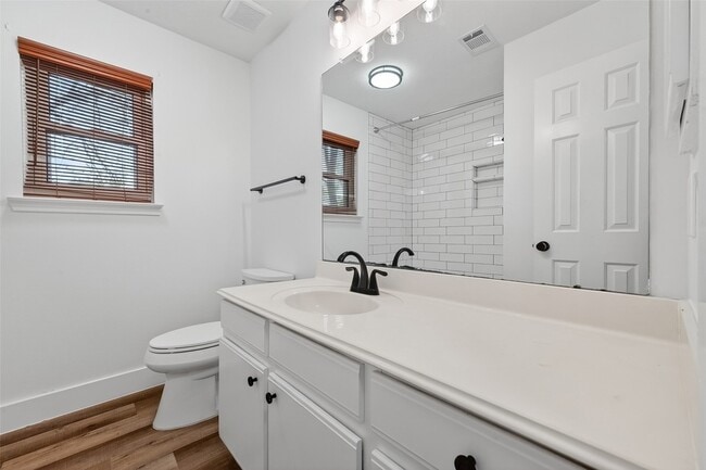 Building Photo - 2018 Village Ct Ln