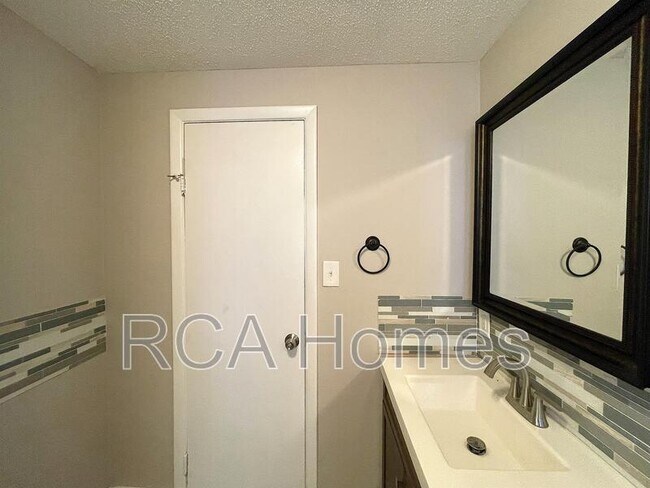 Building Photo - 433 N Bradley Ave