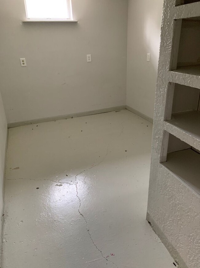 Building Photo - 3 Bedroom, 1 Bath House for Rent