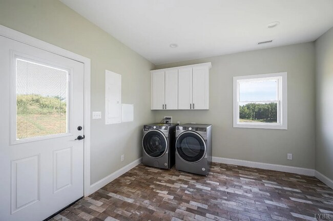 Building Photo - Gorgeous new construction in Gladys!