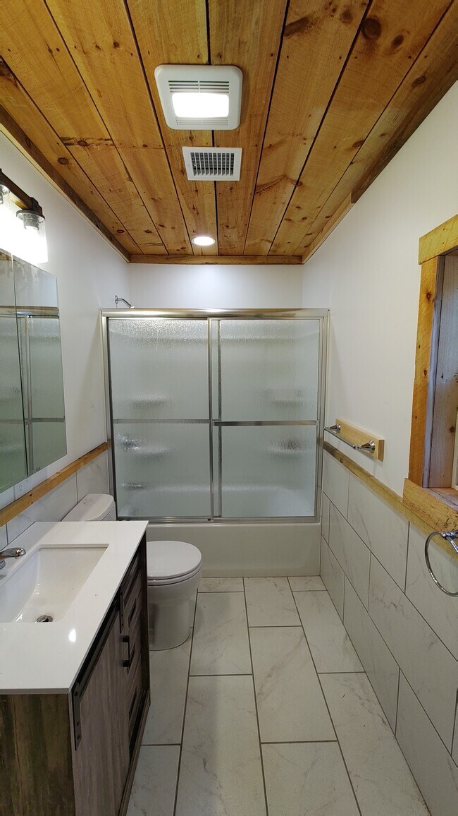 Shower/tub. Multiple showerheads. - 94 Cross Rd